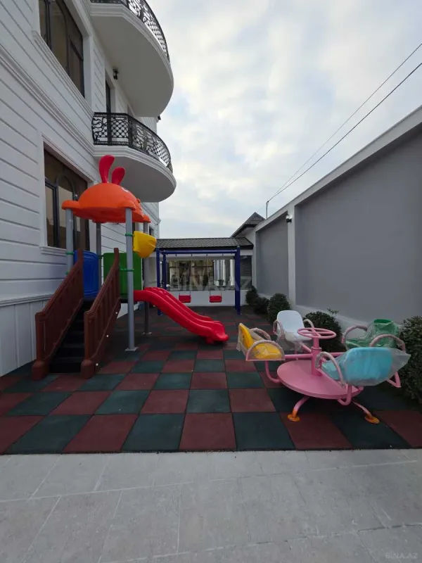 Satılır 11 otaqlı həyət evi 465 m²