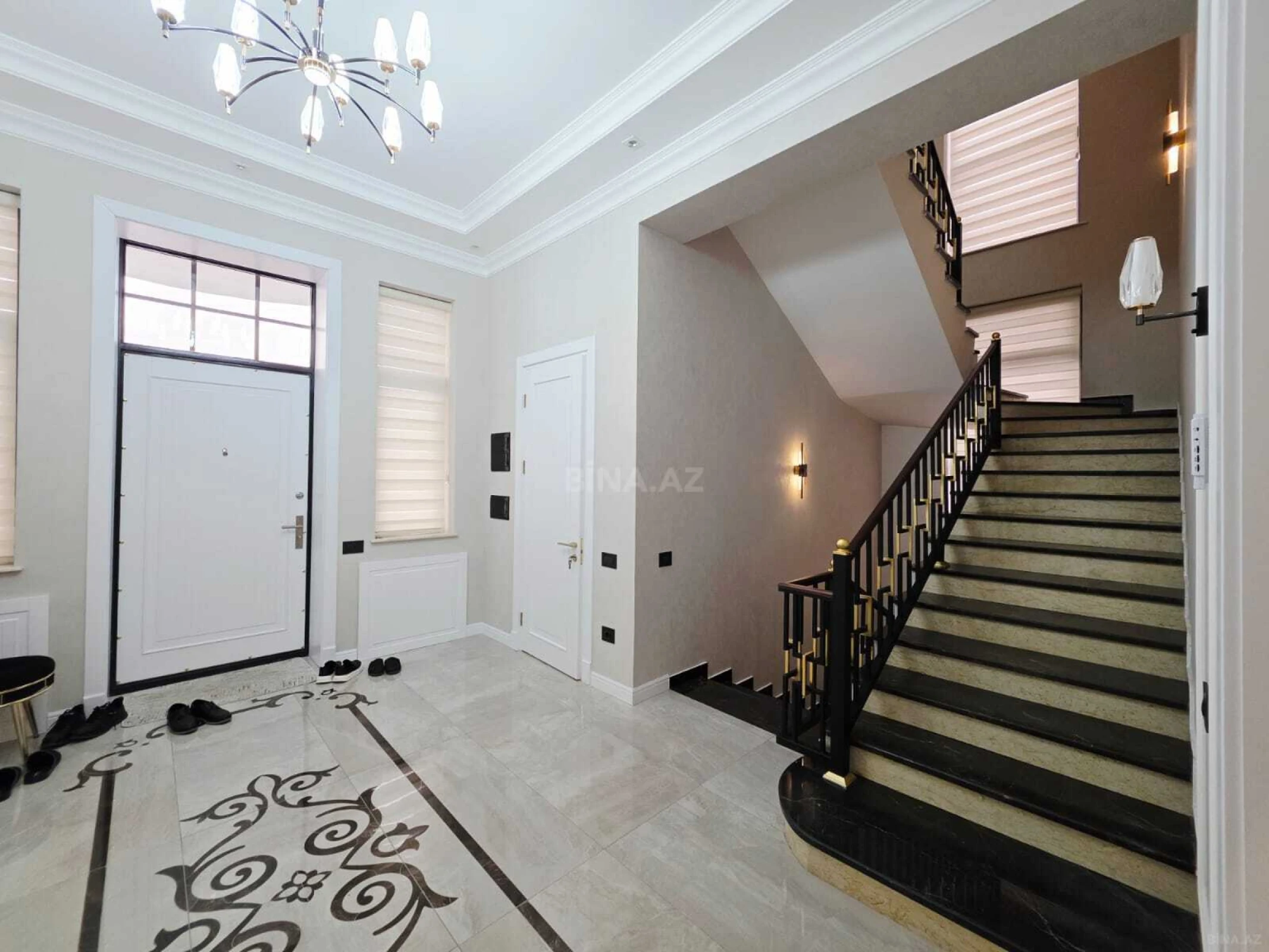 Satılır 11 otaqlı həyət evi 465 m²