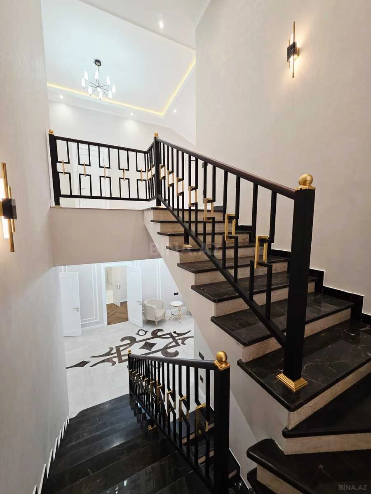 Satılır 11 otaqlı həyət evi 465 m²