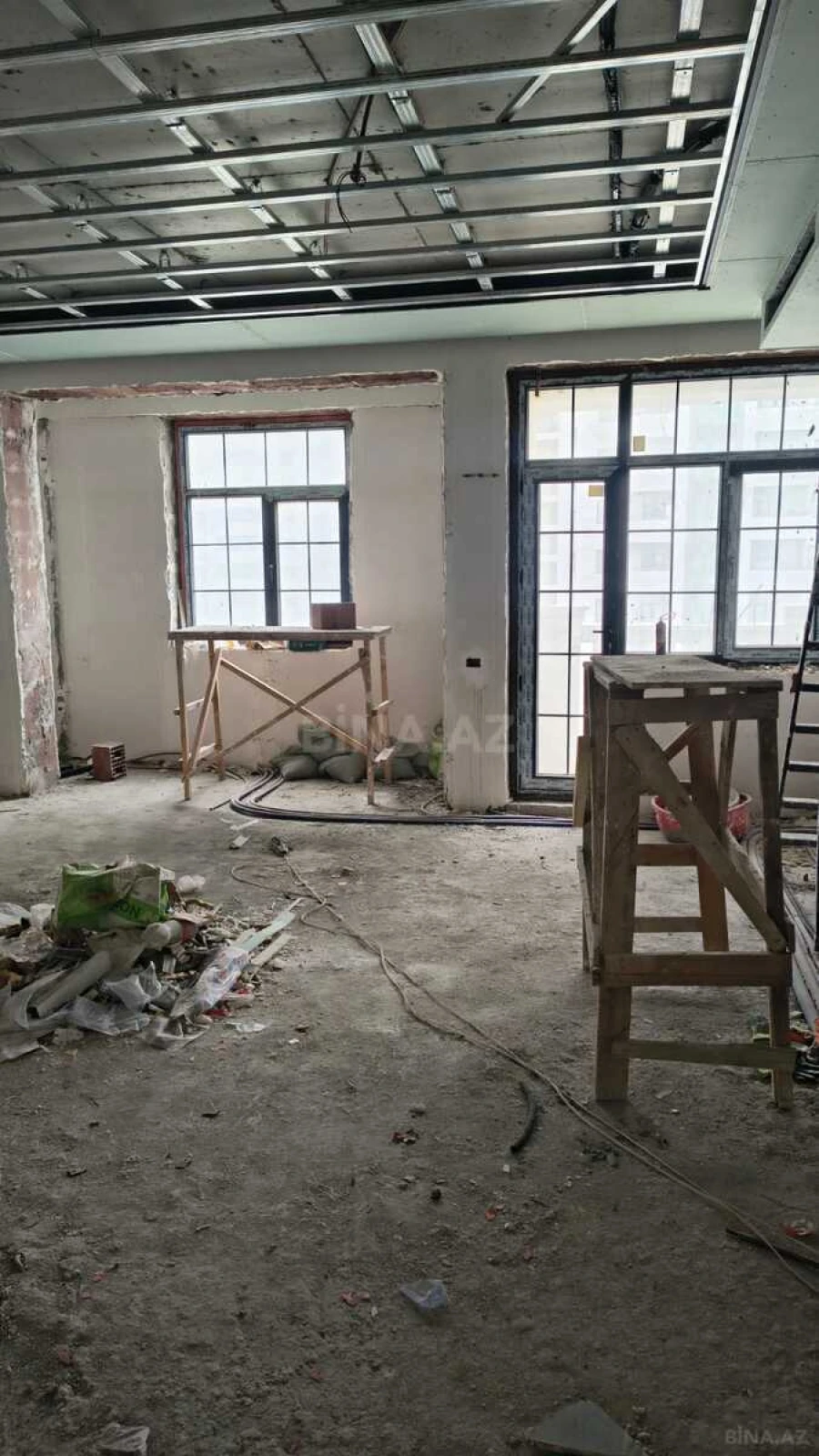 Satılır 5 otaqlı mənzil 247 m²