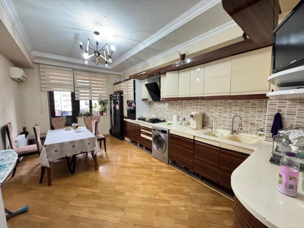 Satılır 3 otaqlı mənzil 134 m²