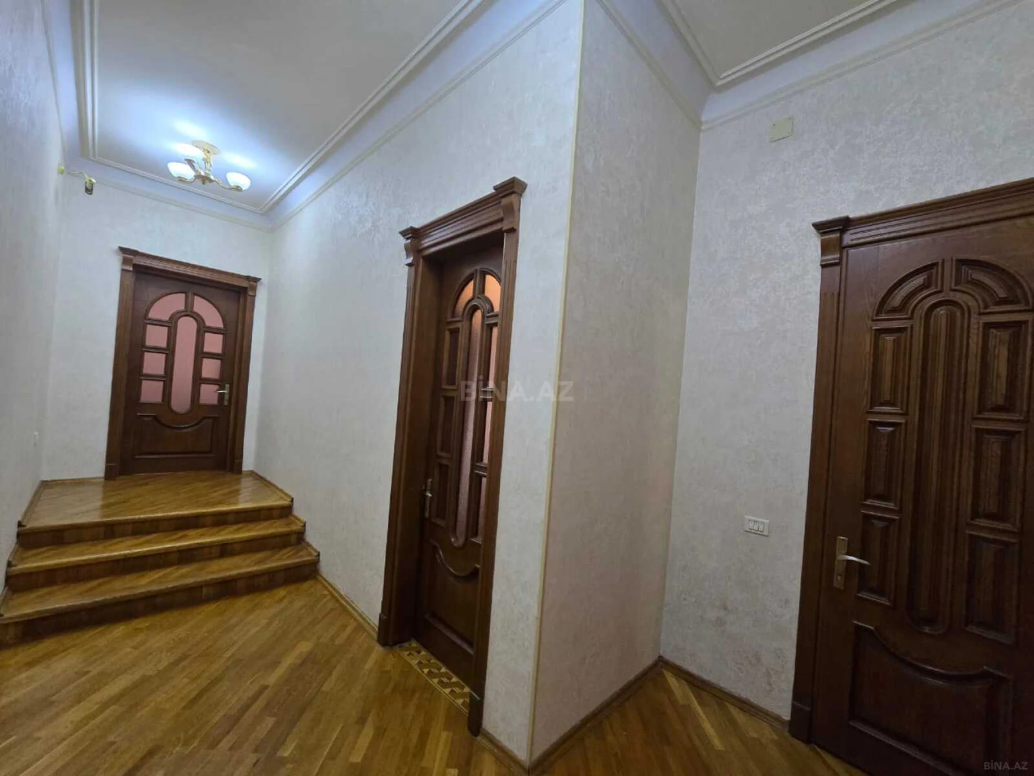 Satılır 11 otaqlı həyət evi 1050 m²