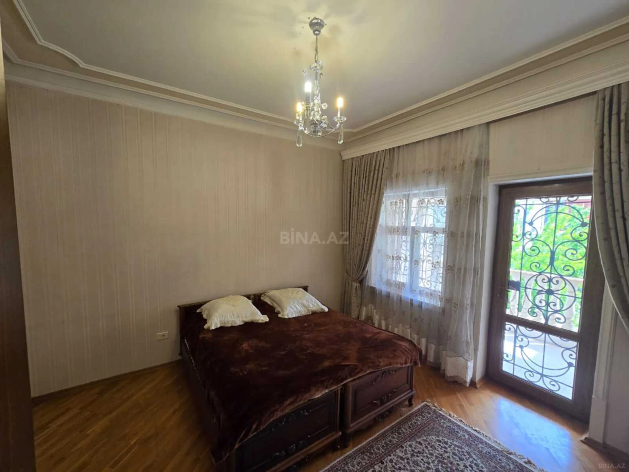 Satılır 11 otaqlı həyət evi 1050 m²