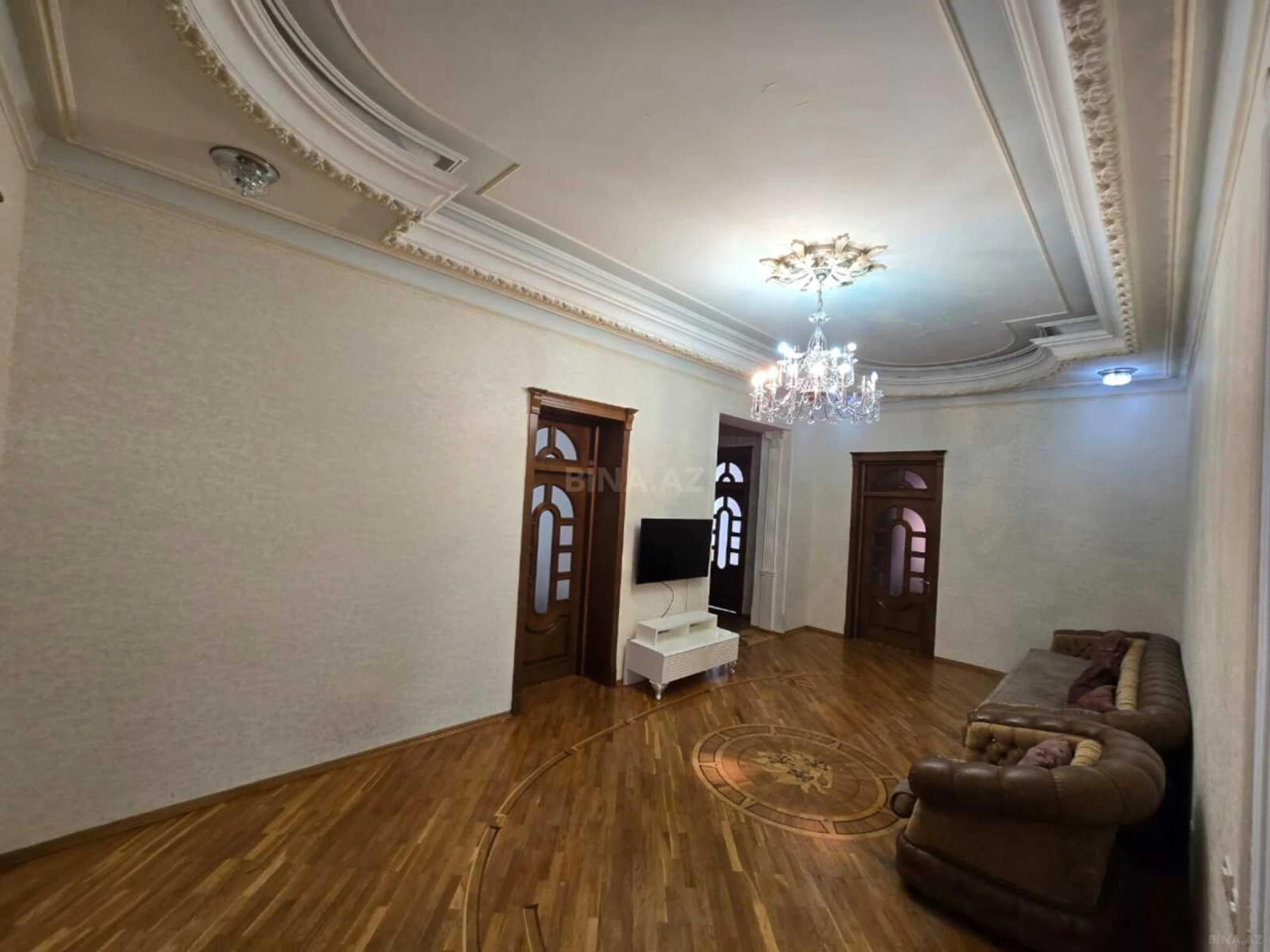 Satılır 11 otaqlı həyət evi 1050 m²