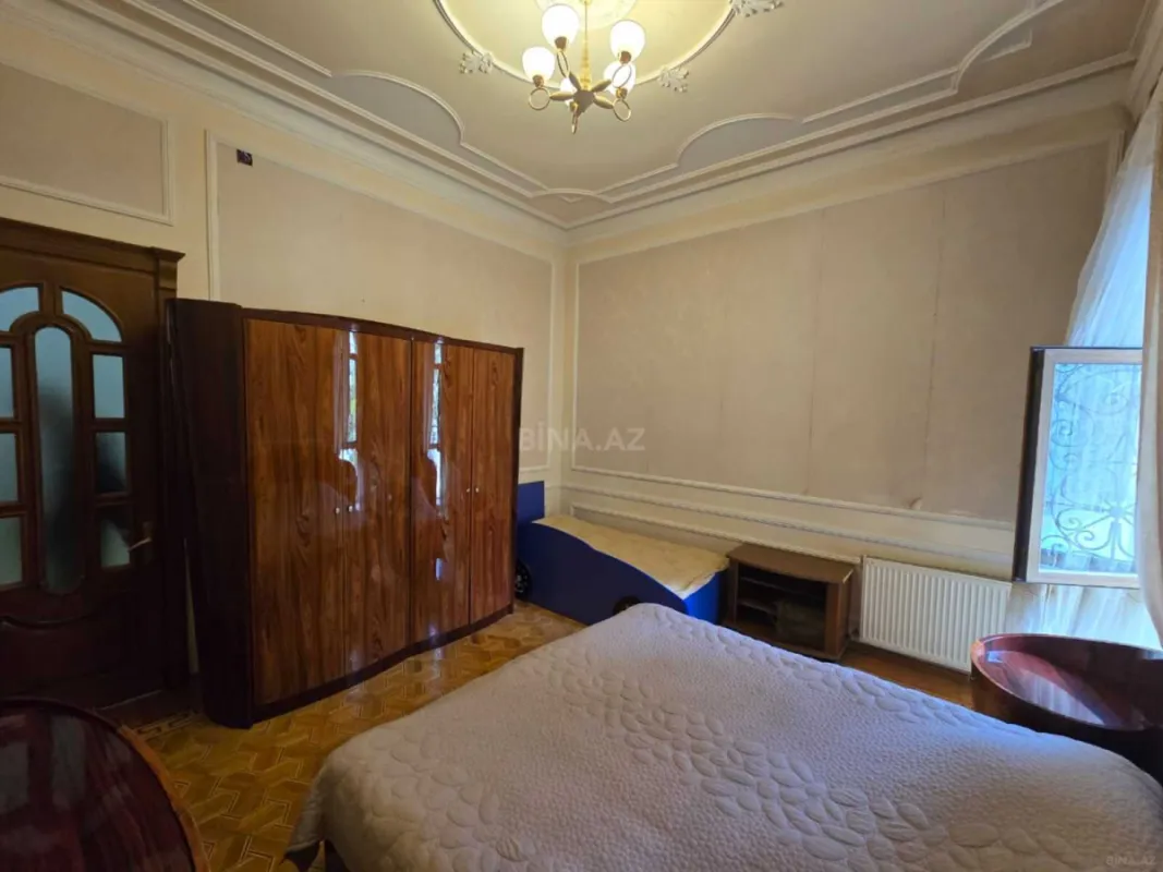 Satılır 11 otaqlı həyət evi 1050 m²