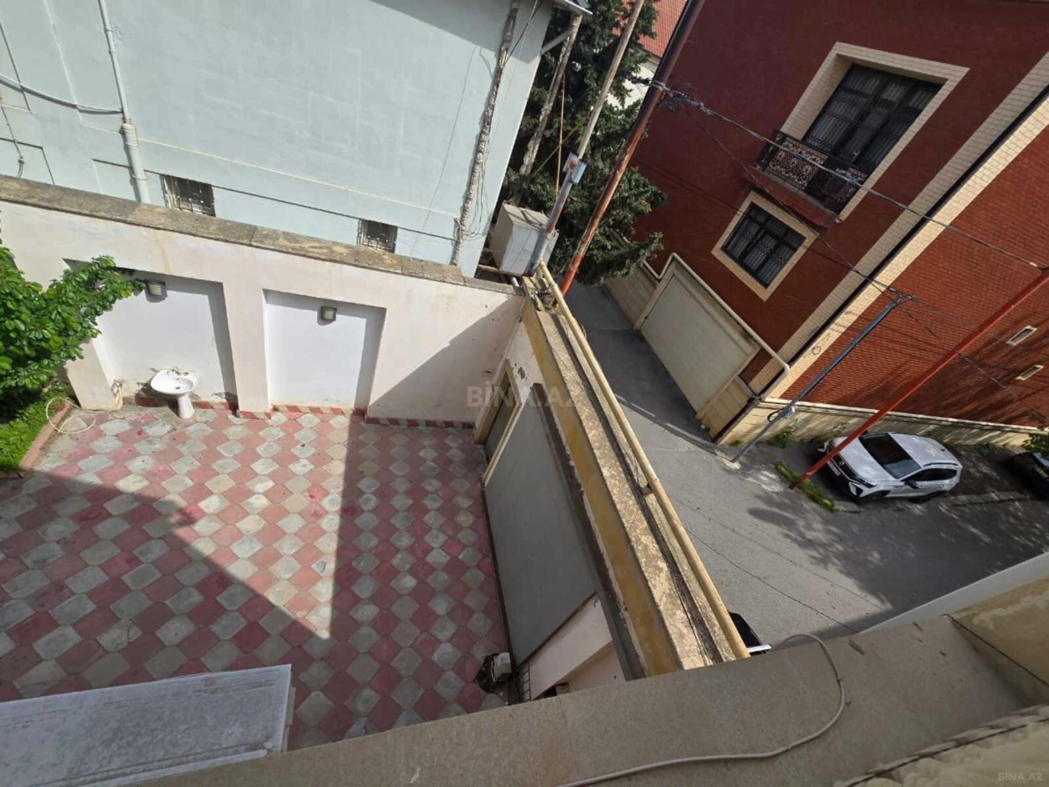 Satılır 11 otaqlı həyət evi 1050 m²