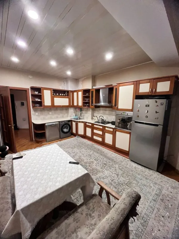 Satılır 4 otaqlı mənzil 191.4 m²