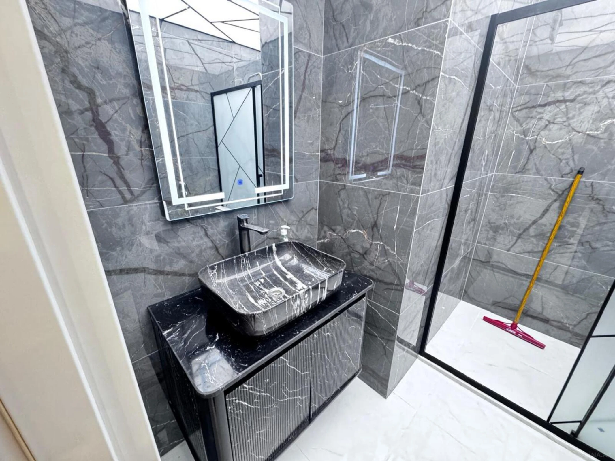 Satılır 2 otaqlı mənzil 76 m²