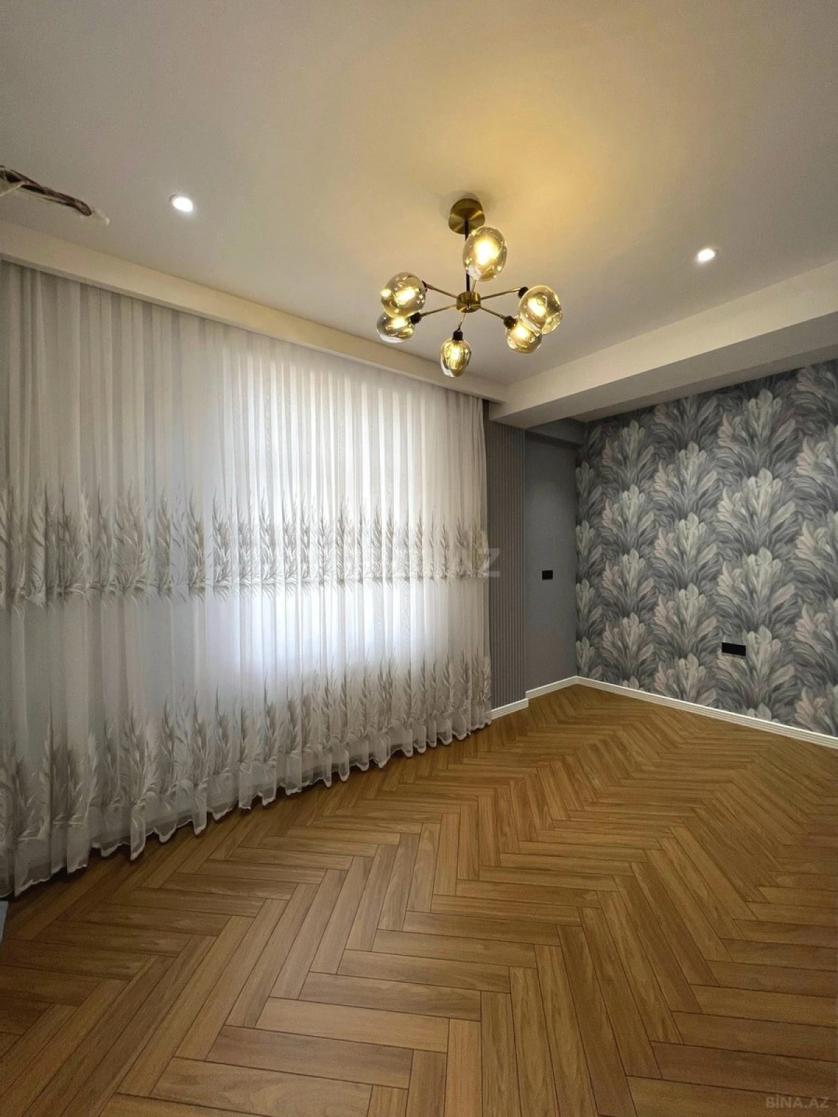 Satılır 4 otaqlı mənzil 140 m²