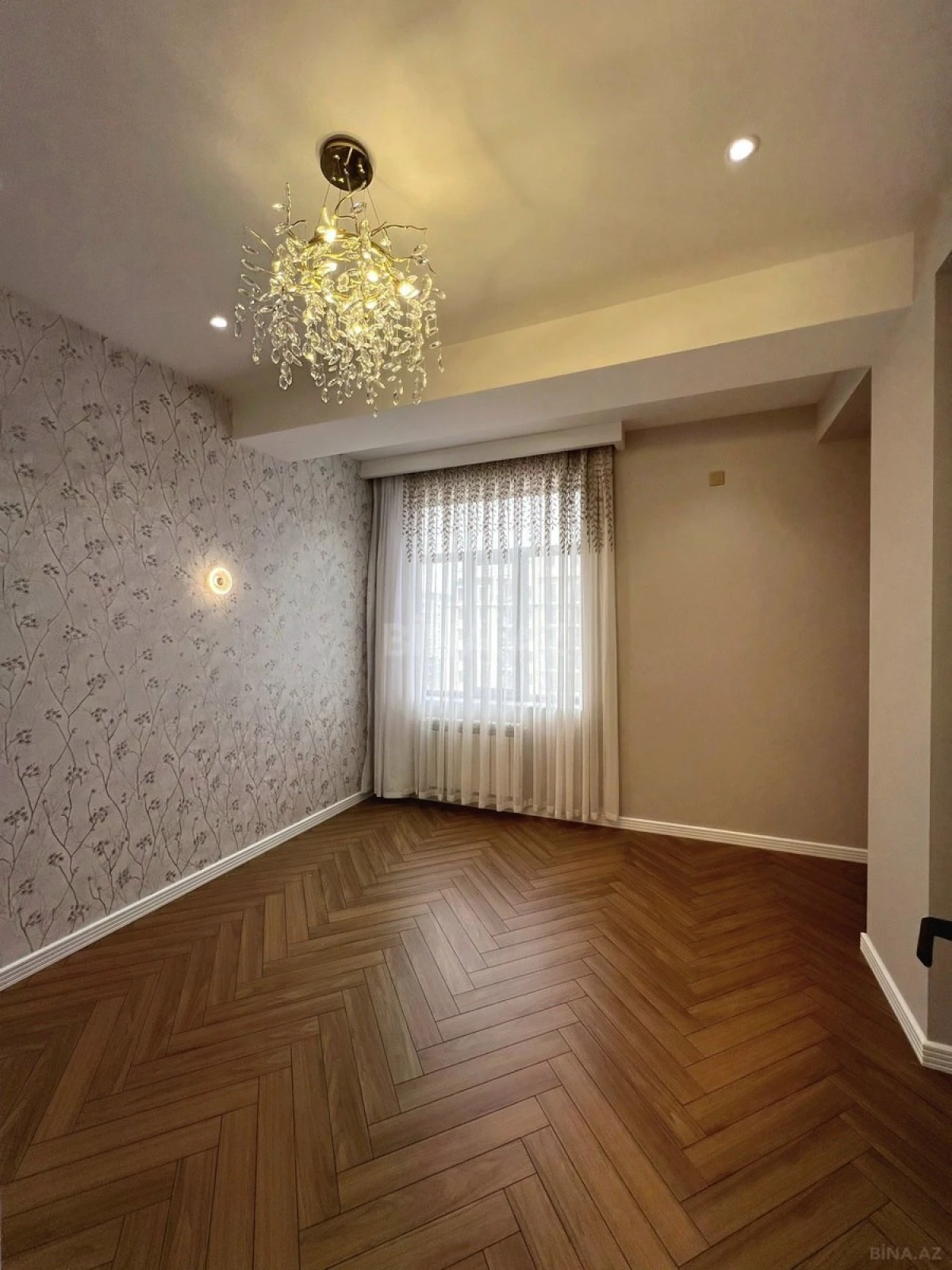 Satılır 4 otaqlı mənzil 140 m²