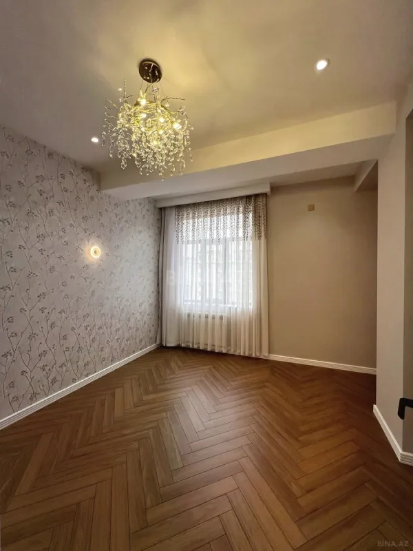 Satılır 4 otaqlı mənzil 140 m²