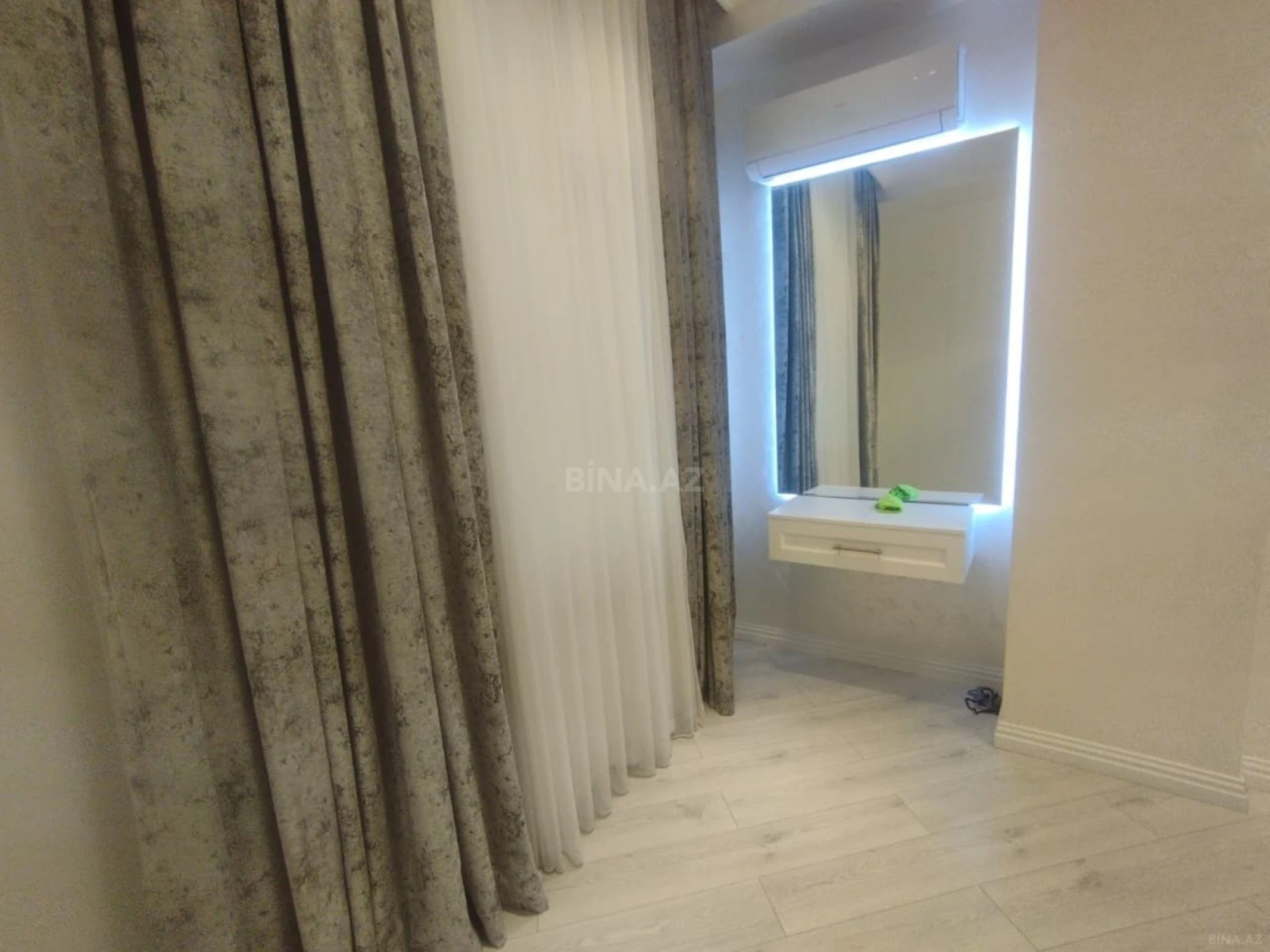 Satılır 3 otaqlı mənzil 135 m²