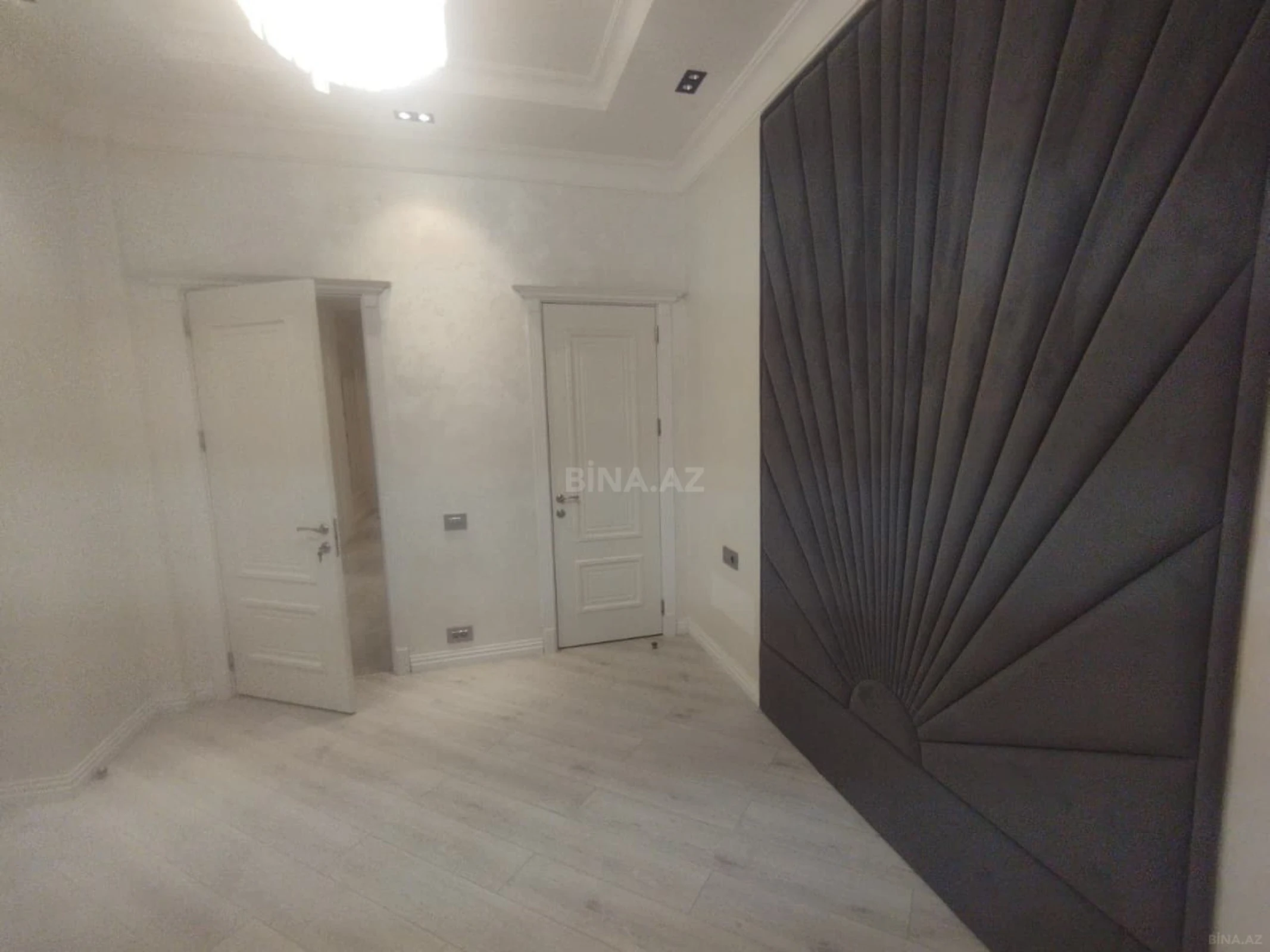 Satılır 3 otaqlı mənzil 135 m²