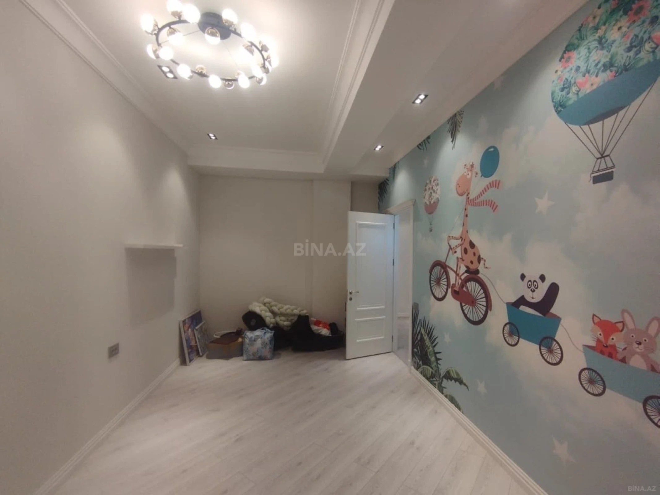 Satılır 3 otaqlı mənzil 135 m²