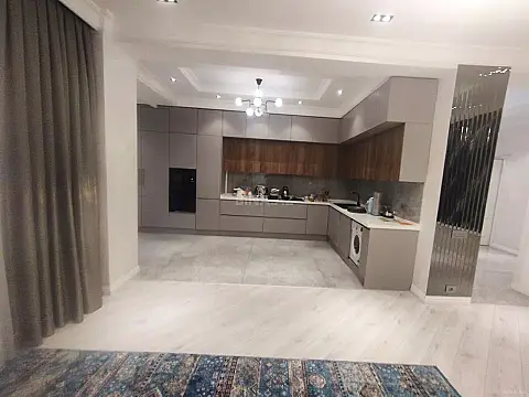 Satılır 3 otaqlı mənzil 135 m²
