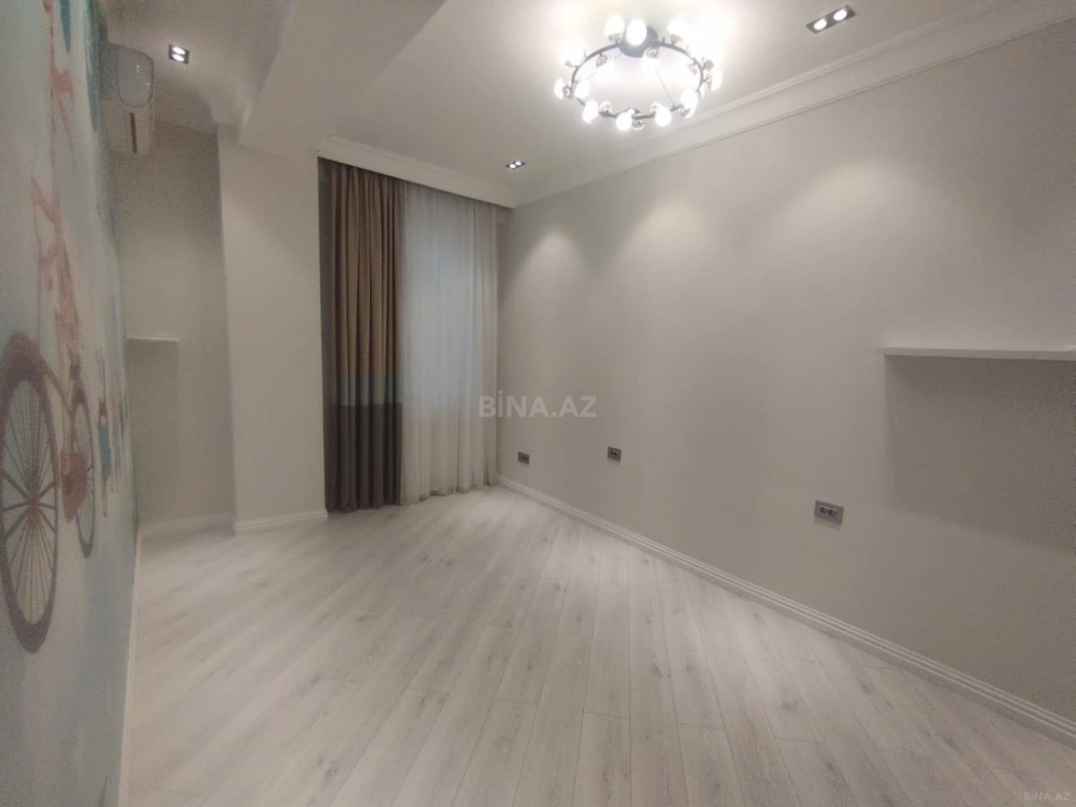 Satılır 3 otaqlı mənzil 135 m²