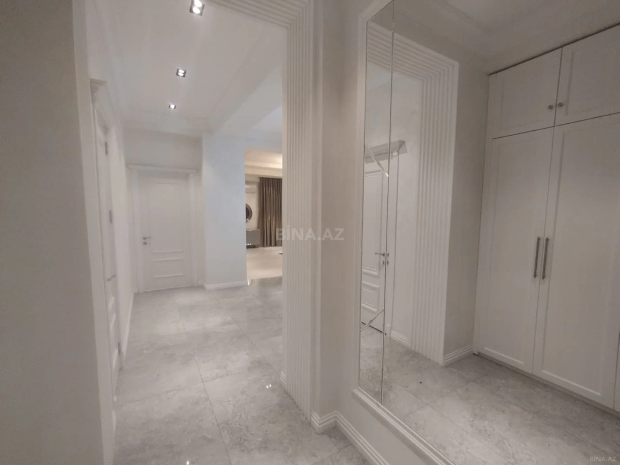 Satılır 3 otaqlı mənzil 135 m²