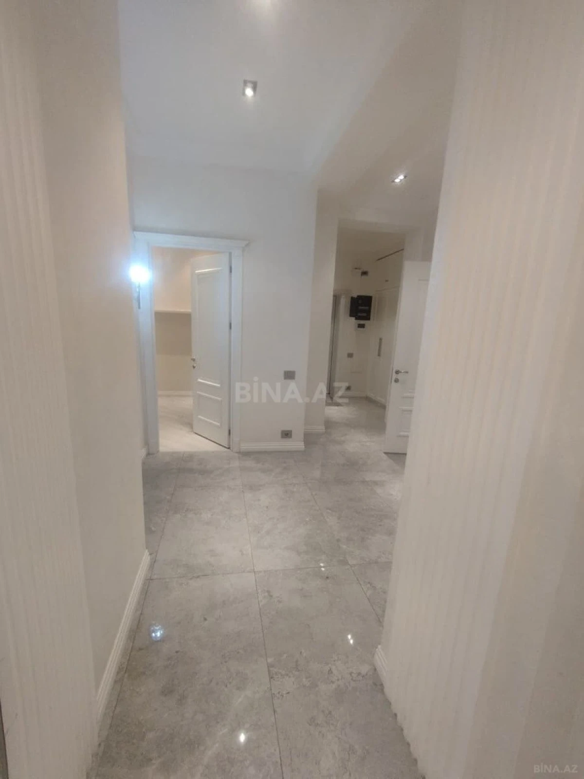 Satılır 3 otaqlı mənzil 135 m²
