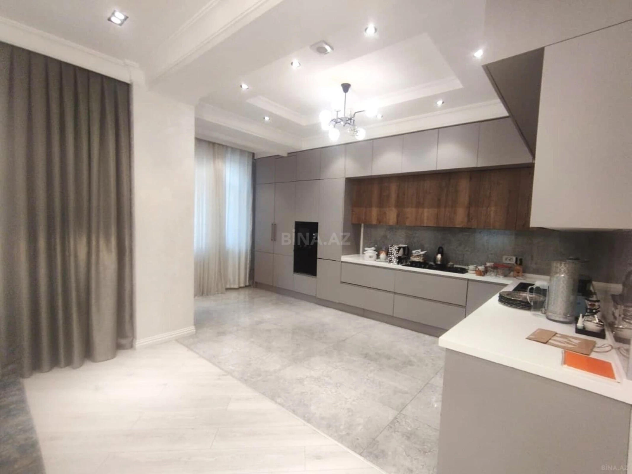 Satılır 3 otaqlı mənzil 135 m²