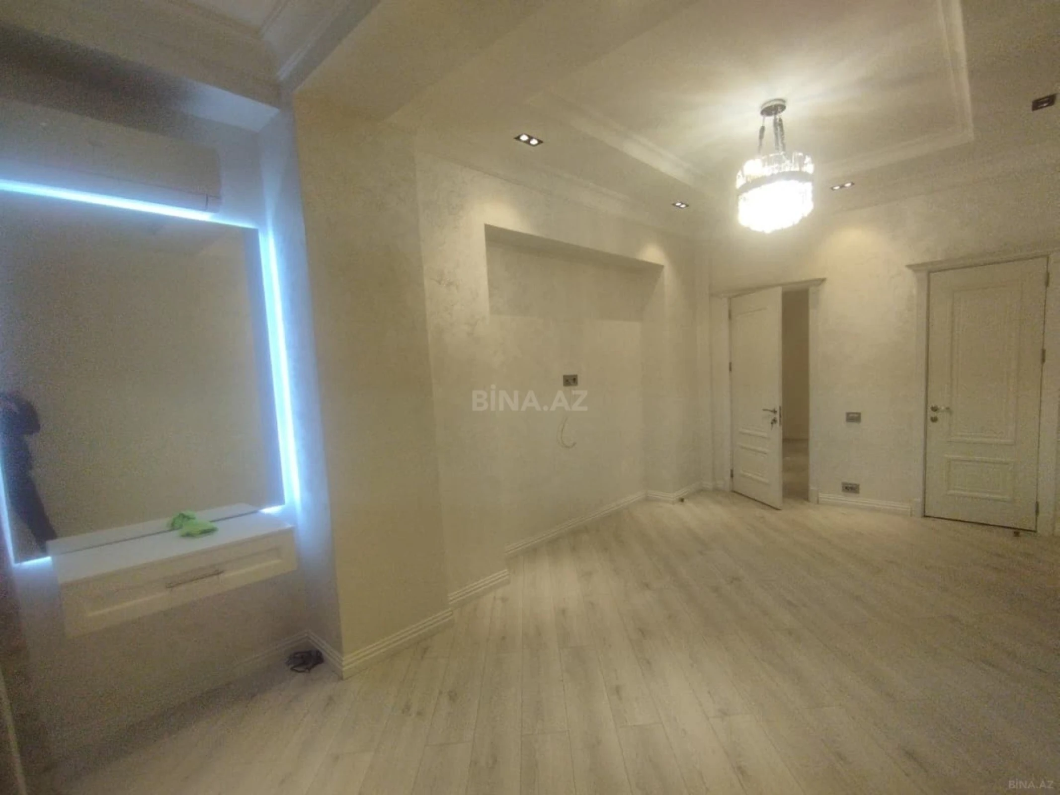 Satılır 3 otaqlı mənzil 135 m²
