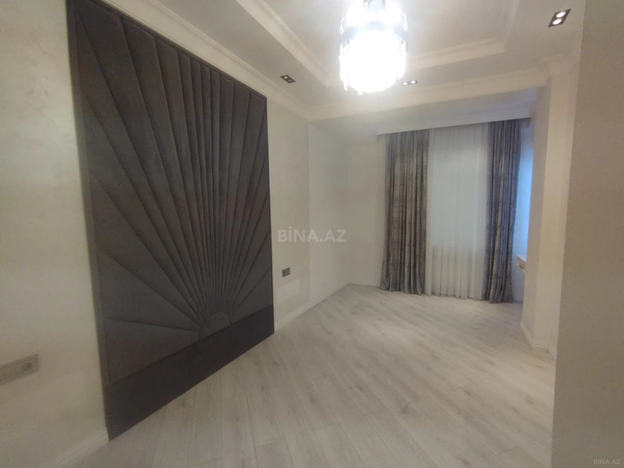 Satılır 3 otaqlı mənzil 135 m²