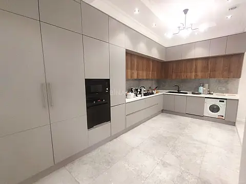 Satılır 3 otaqlı mənzil 135 m²