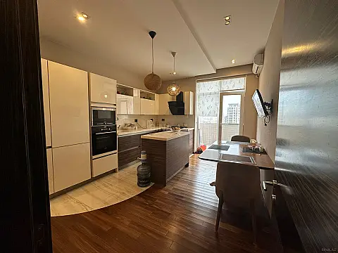 Satılır 4 otaqlı mənzil 185 m²