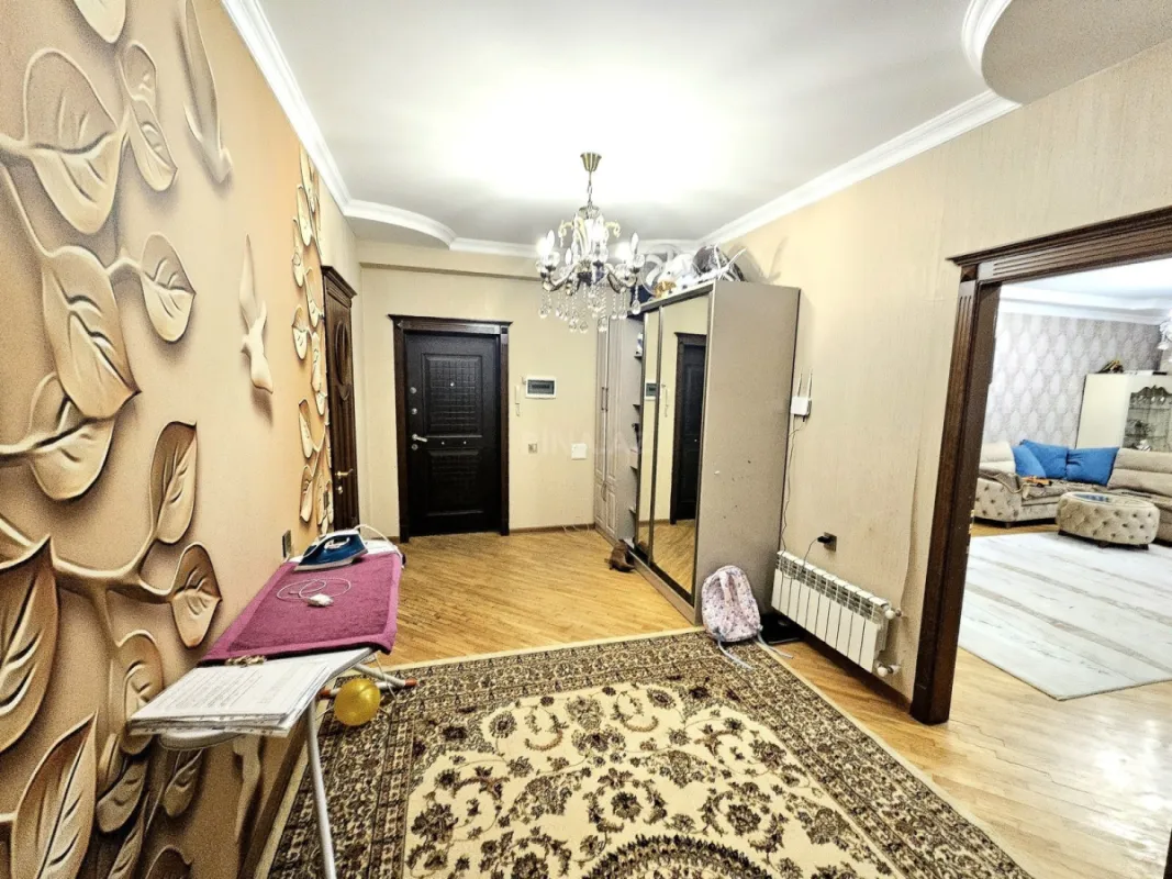 Satılır 3 otaqlı mənzil 138 m²
