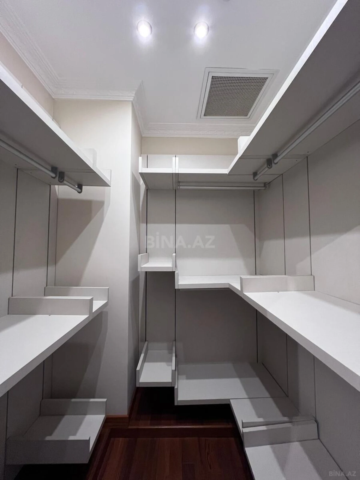 Satılır 6 otaqlı mənzil 420 m²