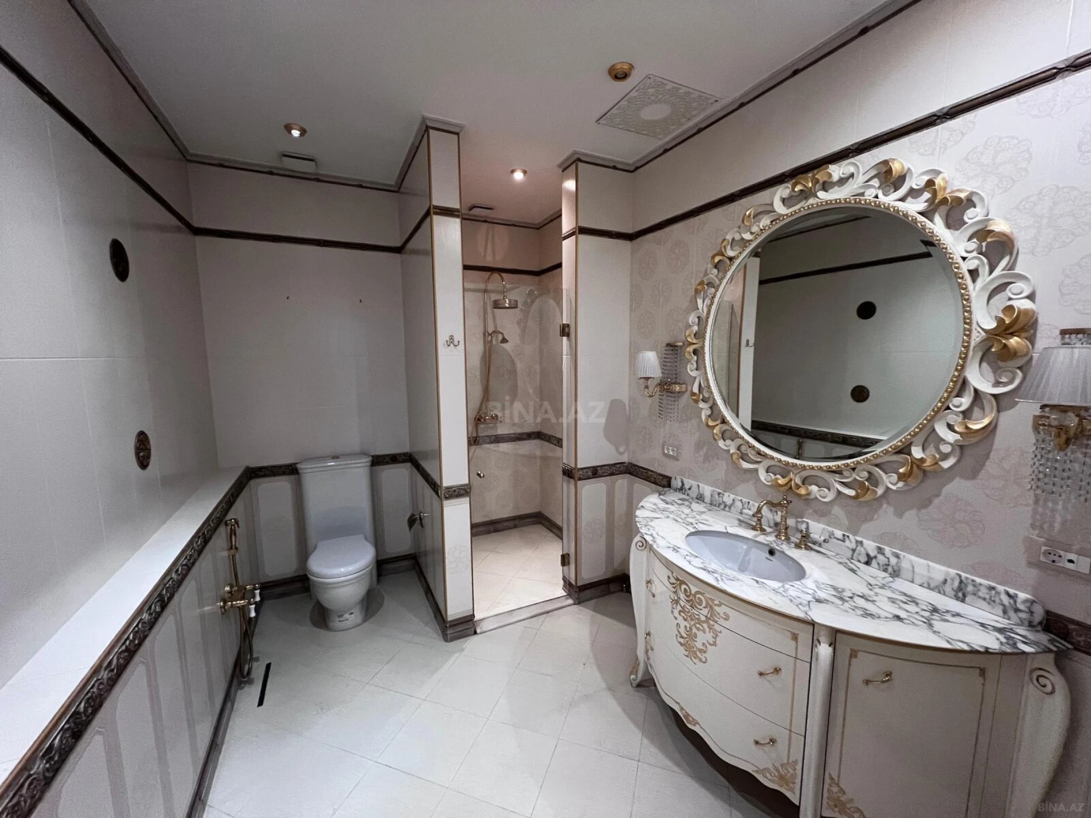 Satılır 6 otaqlı mənzil 420 m²