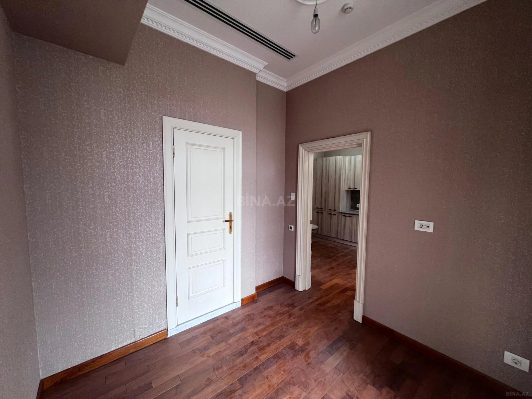 Satılır 6 otaqlı mənzil 420 m²