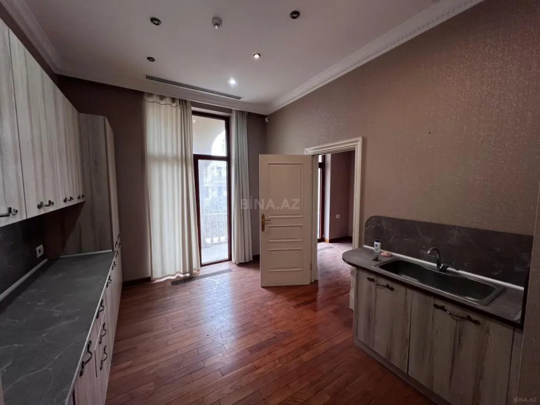 Satılır 6 otaqlı mənzil 420 m²