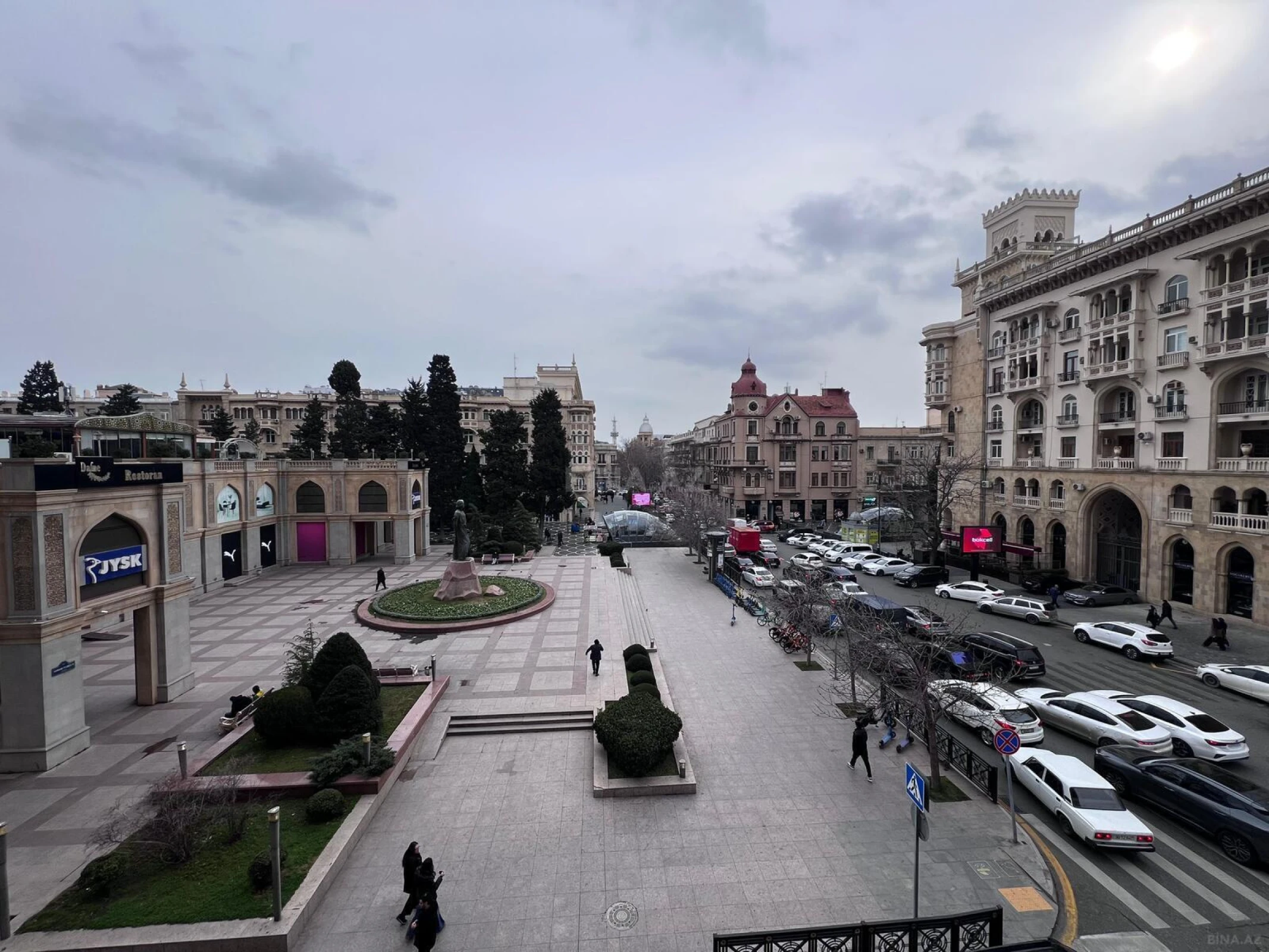 Satılır 6 otaqlı mənzil 420 m²