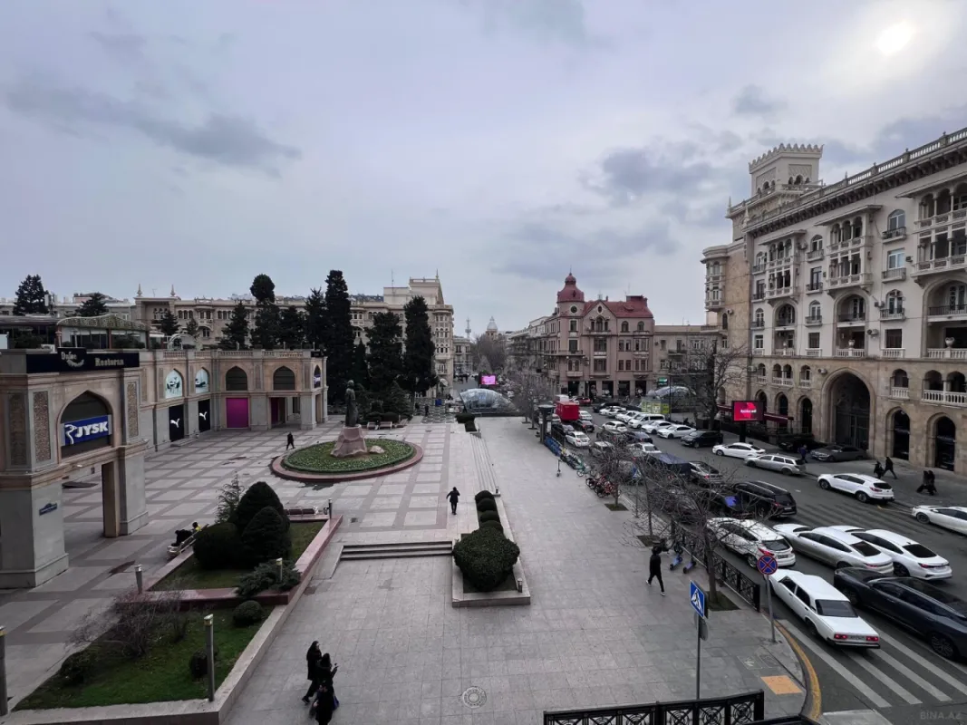 Satılır 6 otaqlı mənzil 420 m²