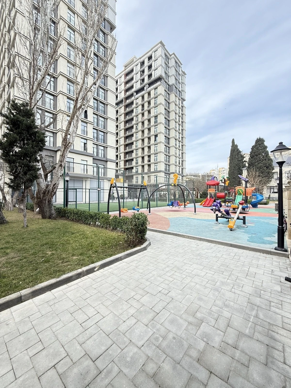 Satılır 3 otaqlı mənzil 132 m²