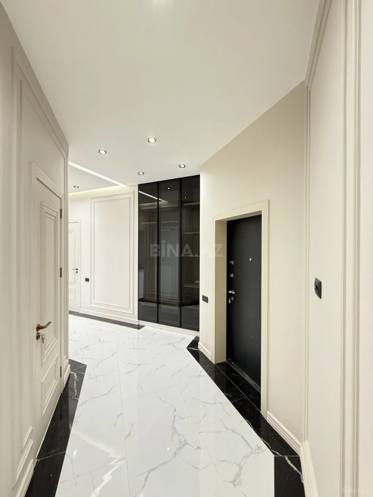 Satılır 3 otaqlı mənzil 132 m²