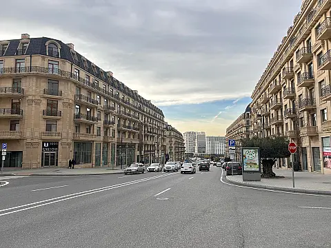 Satılır 4 otaqlı mənzil 160 m²