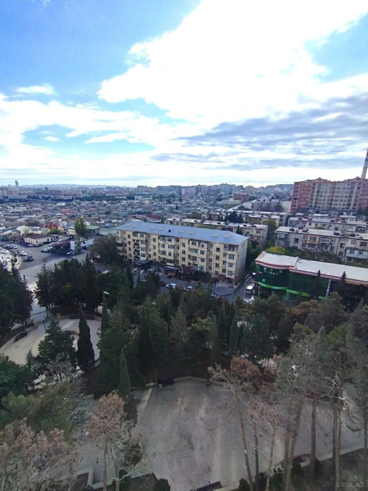 Satılır 4 otaqlı mənzil 122 m²