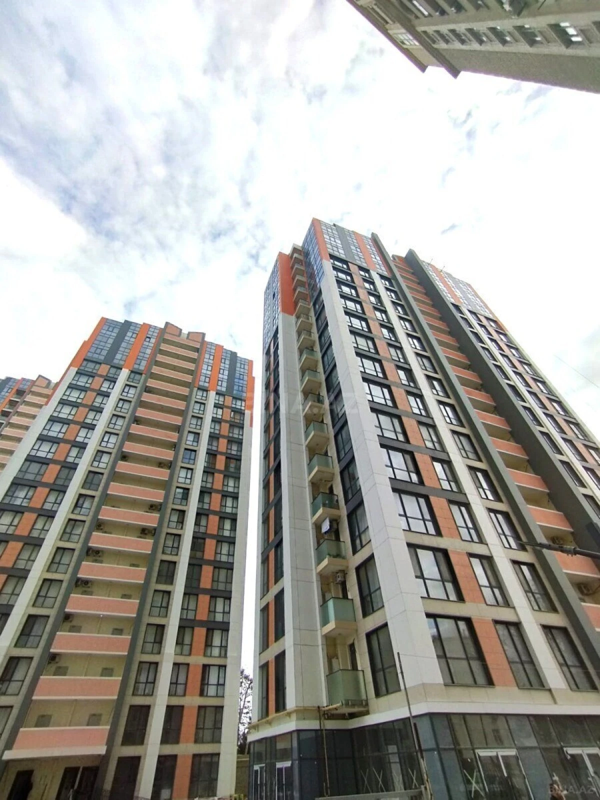 Satılır 4 otaqlı mənzil 122 m²