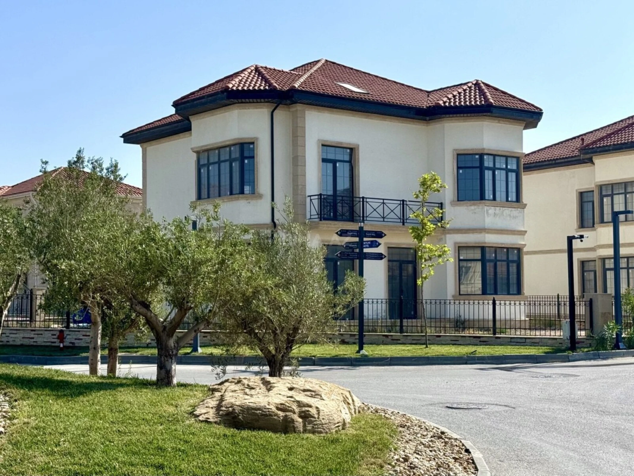 Satılır 8 otaqlı həyət evi 390 m²