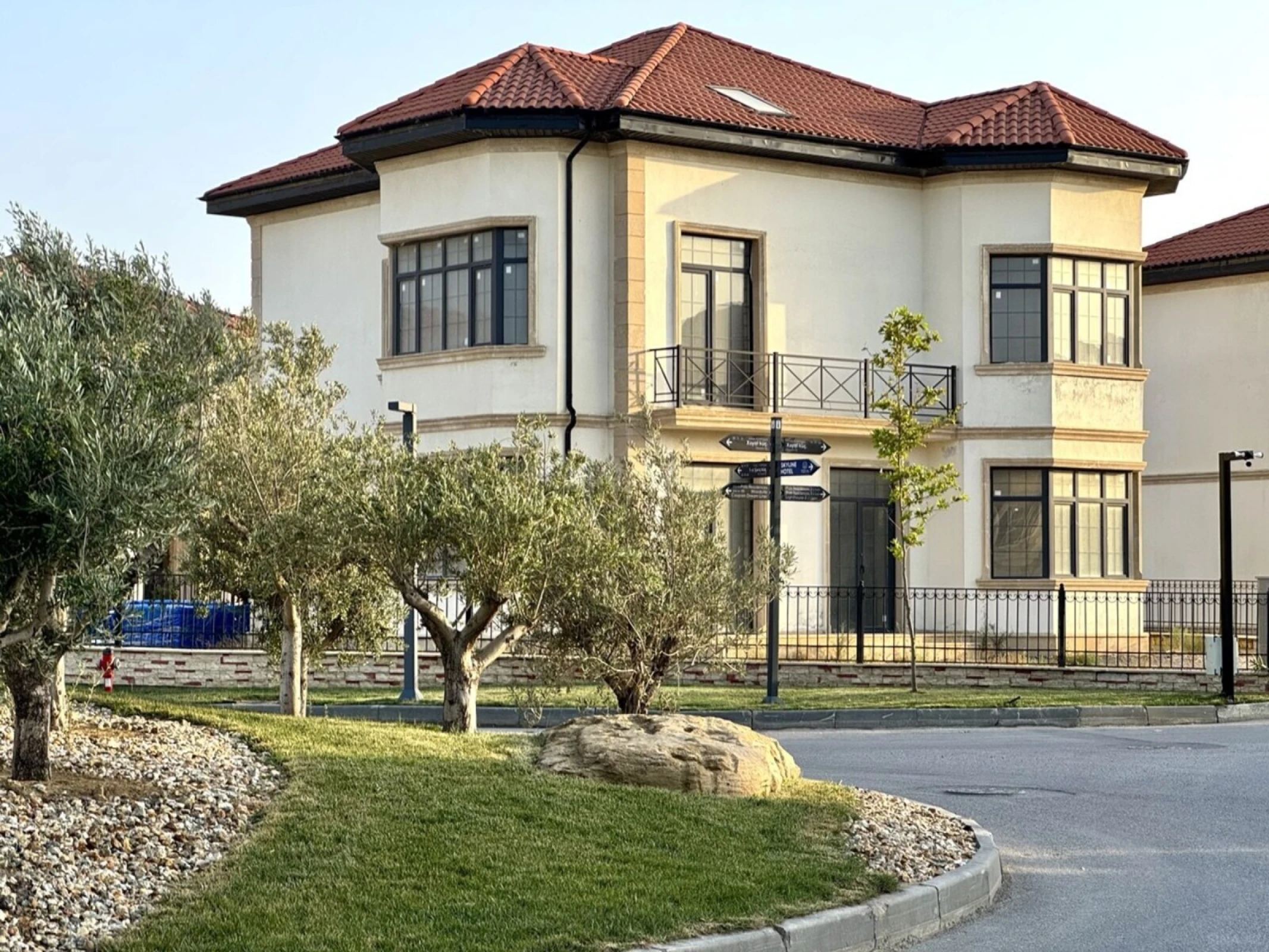 Satılır 8 otaqlı həyət evi 390 m²