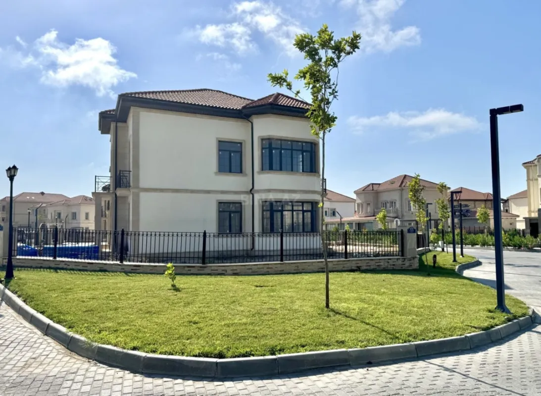 Satılır 8 otaqlı həyət evi 390 m²