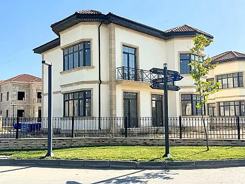 Satılır 8 otaqlı həyət evi 390 m²