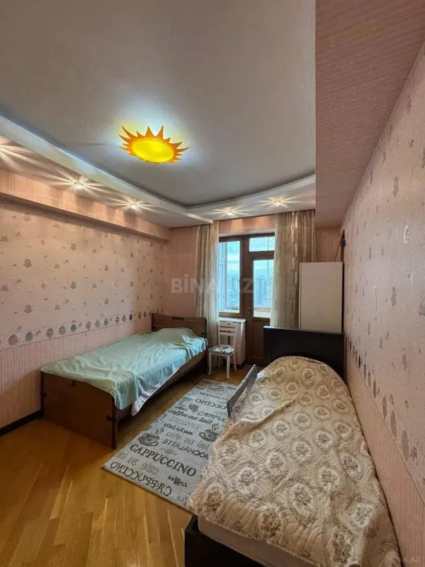 Satılır 4 otaqlı mənzil 210 m²
