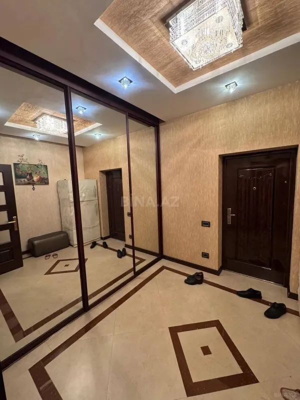 Satılır 4 otaqlı mənzil 210 m²