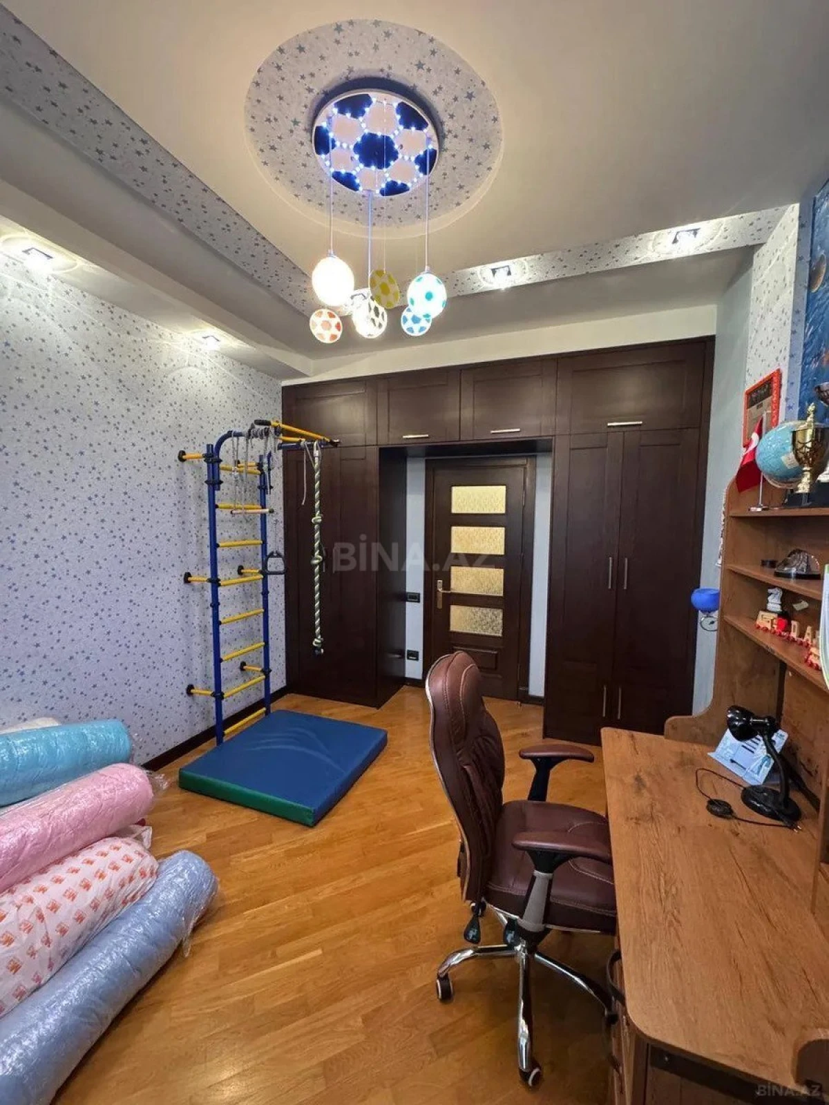 Satılır 4 otaqlı mənzil 210 m²