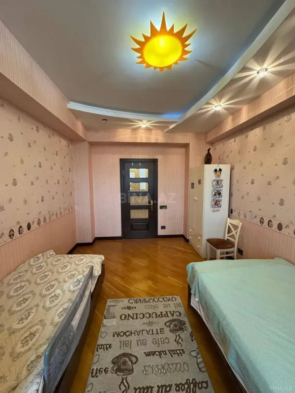 Satılır 4 otaqlı mənzil 210 m²