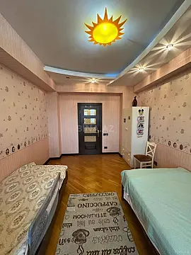 Satılır 4 otaqlı mənzil 210 m²