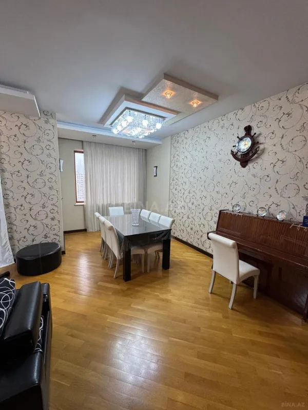 Satılır 4 otaqlı mənzil 210 m²