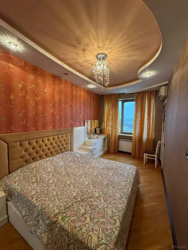 Satılır 4 otaqlı mənzil 210 m²